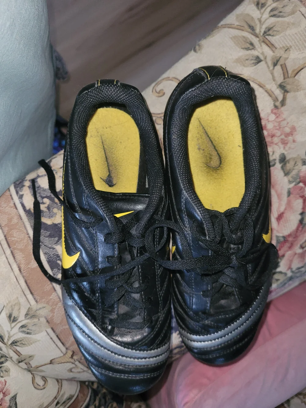 Nike Men's Black and Yellow Soccer Cleats